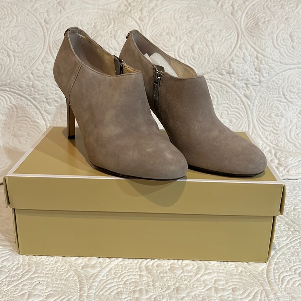 MICHAEL Michael Kors‎ Sammy ankle bootie, pearl gray suede, size 7